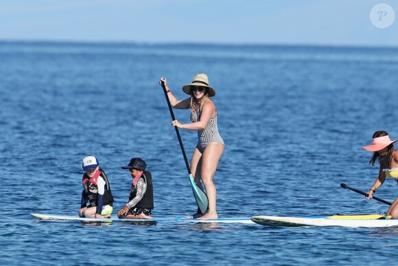 Hilary duff et son fils Luca font du paddle sur la plage de Maui à Hawaï. Le 3 août 2017.