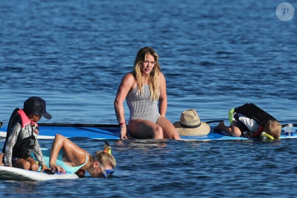 Hilary duff et son fils Luca font du paddle sur la plage de Maui à Hawaï. Le 3 août 2017.