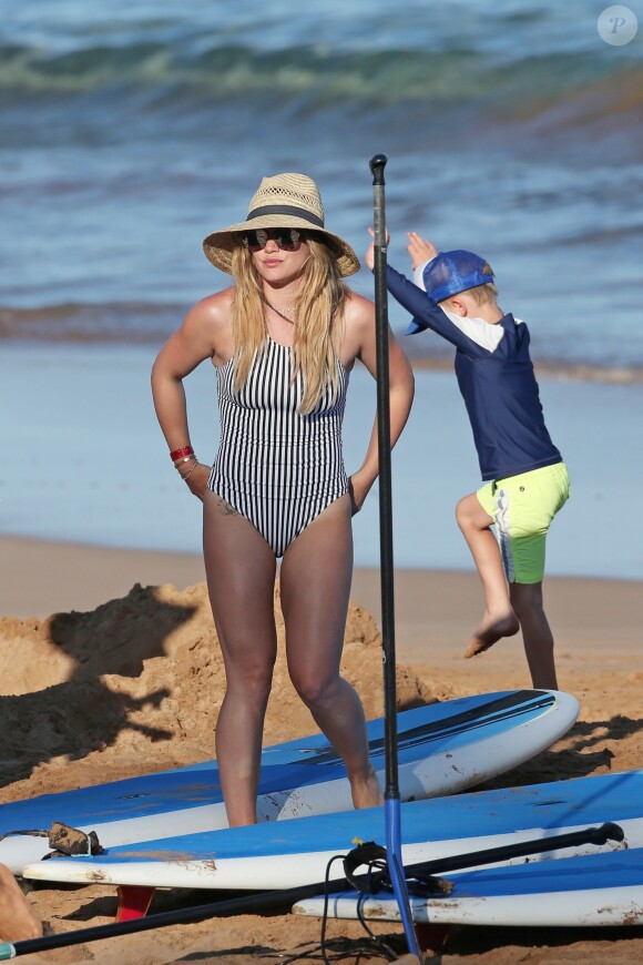Hilary duff et son fils Luca font du paddle sur la plage de Maui à Hawaï. Le 3 août 2017.