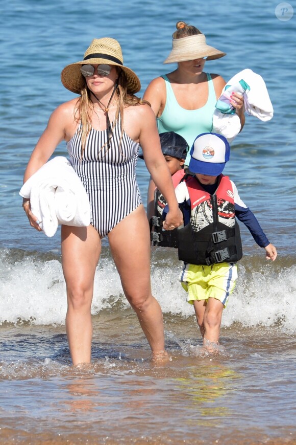 Hilary duff et son fils Luca font du paddle sur la plage de Maui à Hawaï. Le 3 août 2017.