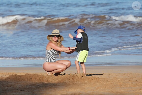 Hilary duff et son fils Luca font du paddle sur la plage de Maui à Hawaï. Le 3 août 2017.