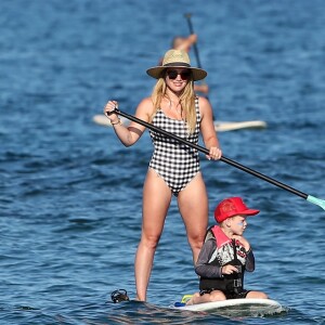 Hilary Duff et son fils Luca font du paddle sur la plage de Wailea (comté de Maui) à Hawaï, le 2 août 2017.