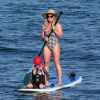Hilary Duff et son fils Luca font du paddle sur la plage de Wailea (comté de Maui) à Hawaï, le 2 août 2017.