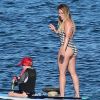 Hilary Duff et son fils Luca font du paddle sur la plage de Wailea (comté de Maui) à Hawaï, le 2 août 2017.