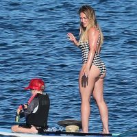 Hilary Duff en vacances avec son fils : Critiquée pour sa cellulite