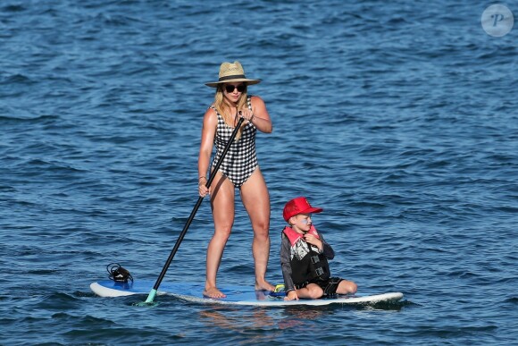 Hilary Duff et son fils Luca font du paddle sur la plage de Wailea (comté de Maui) à Hawaï, le 2 août 2017.