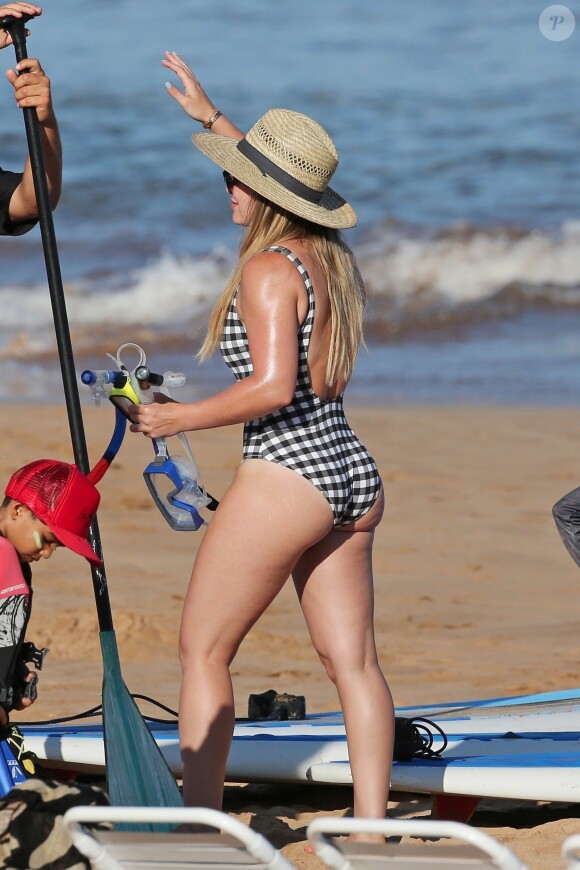 Hilary Duff et son fils Luca font du paddle sur la plage de Wailea (comté de Maui) à Hawaï, le 2 août 2017.