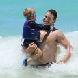 Exclusif - Chris Pratt passe une journée en famille avec sa femme Anna Faris et son fils Jack sur une plage à Honolulu à Hawaii, le 25 juin 2017