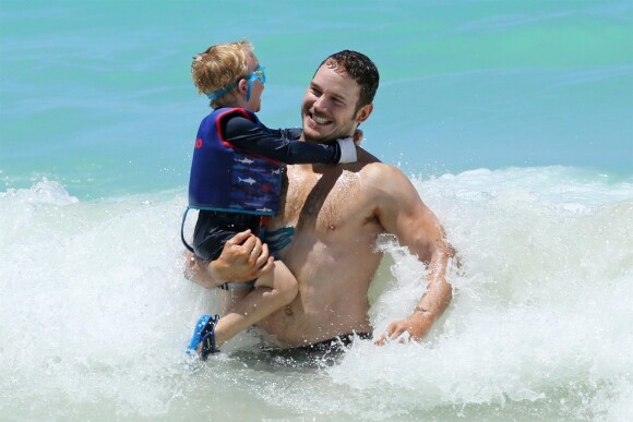 Exclusif - Chris Pratt passe une journée en famille avec sa femme Anna Faris et son fils Jack sur une plage à Honolulu à Hawaii, le 25 juin 2017