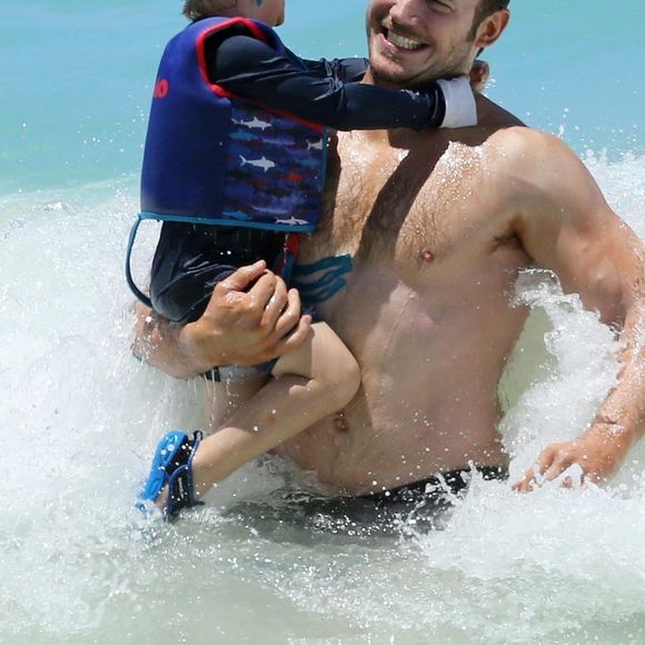 Exclusif - Chris Pratt passe une journée en famille avec sa femme Anna Faris et son fils Jack sur une plage à Honolulu à Hawaii, le 25 juin 2017