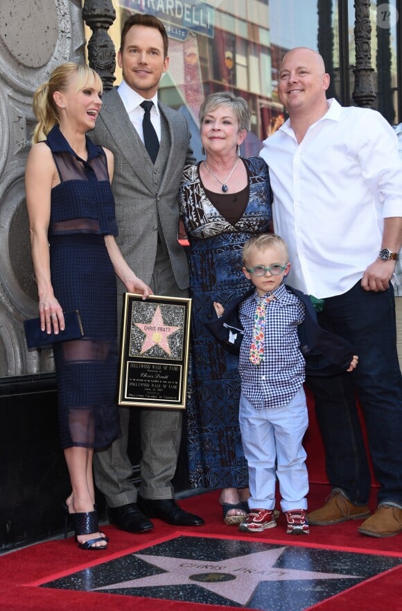 Chris Pratt avec sa femme Anna Faris, leur fils Jack et leur famille - Chris Pratt reçoit son étoile sur le Walk of Fame à Hollywood le 21 avril 2017.