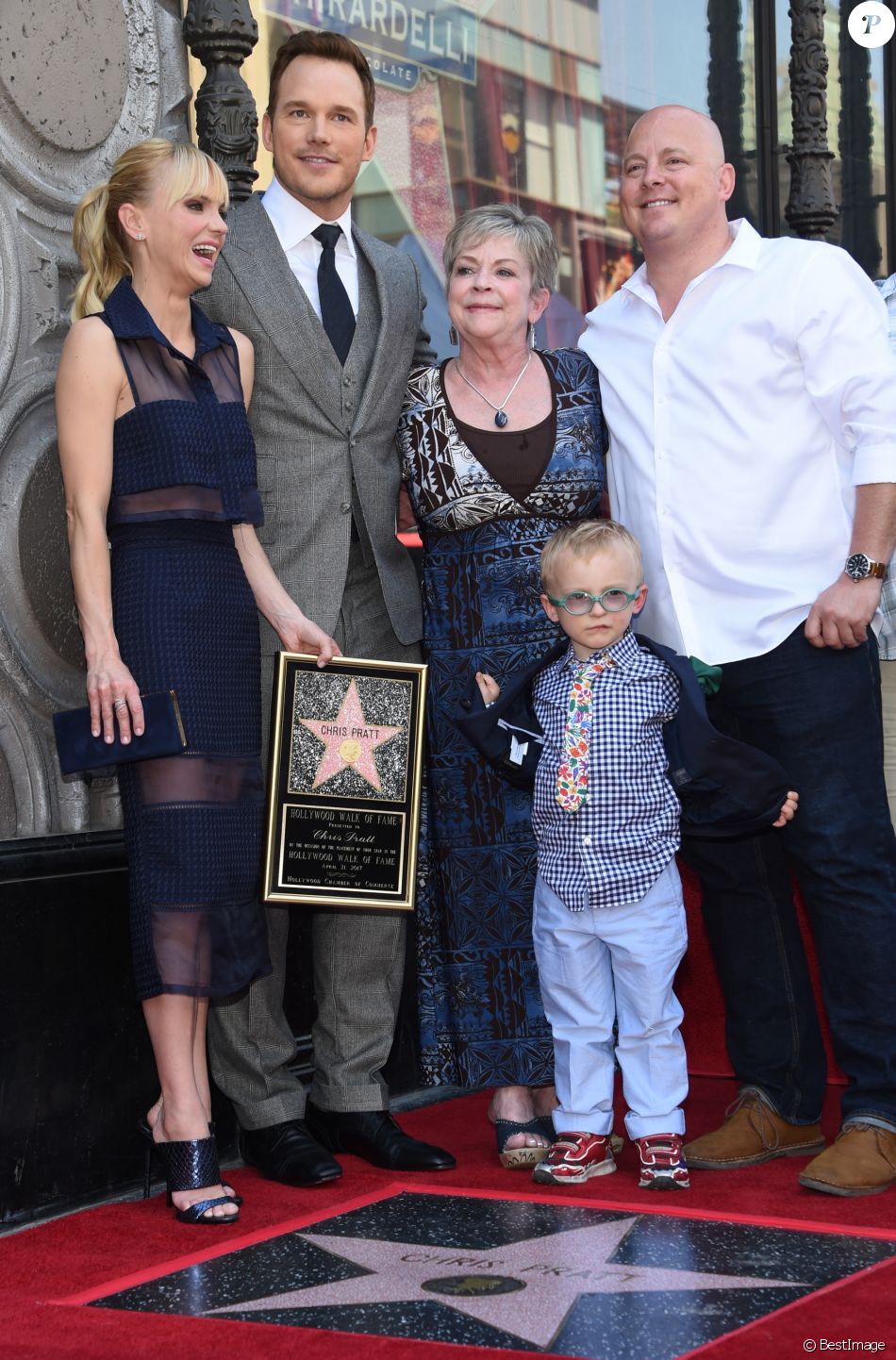 Chris Pratt avec sa femme Anna Faris, leur fils Jack et leur famille - Chris Pratt reçoit son étoile sur le Walk of Fame à Hollywood le 21 avril 2017.