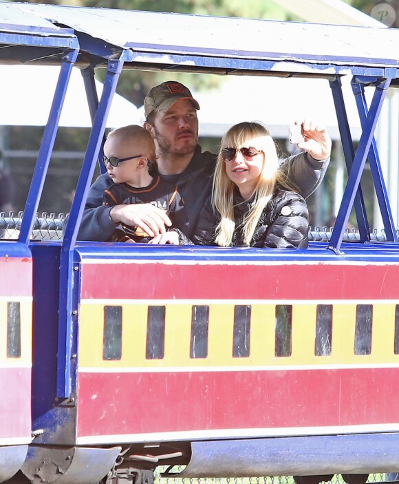 Exclusif - Anna Faris et son mari Chris Pratt emmènent leur fils Jack au "Travel Town Museum" à Los Angeles, le 14 décembre 2014.