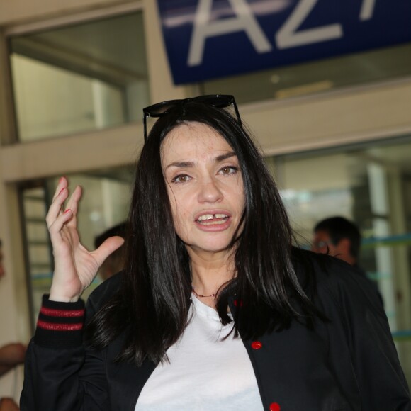 Béatrice Dalle arrive à l'aéroport de Nice pour assister au 70e festival de Cannes le 21 mai 2017.