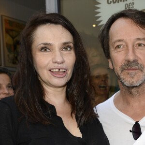 Béatrice Dalle et Jean-Hugues Anglade visitant l'exposition "Béatrice Dalle par Rémi Loca" lors du 8e Festival du Film Francophone d'Angoulême, le 29 août 2015.