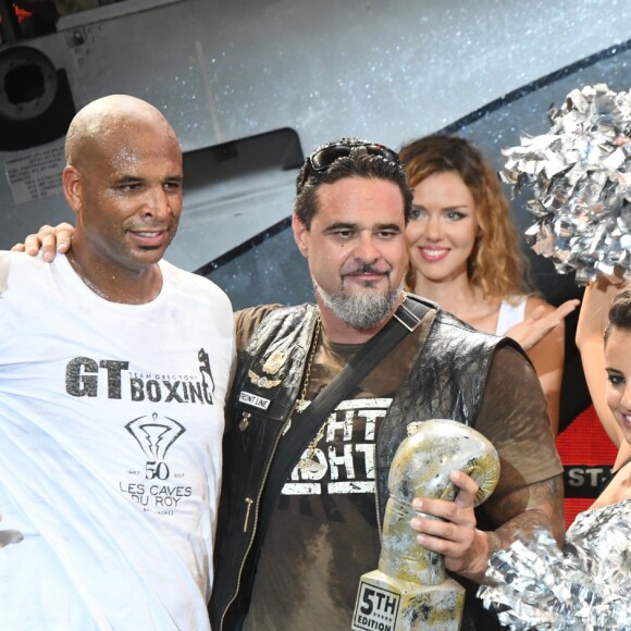 Olivier Muller ( homme d'affaires suisse organisateur de la soirée), Gregory Tony (vainqueur) et guest lors de la 5ème édition de la Fight Night à la Citadelle de Saint-Tropez, le 4 août 2017.La Fight Night est un concept original alliant les plus hautes valeurs des sports de combats internationaux au glamour de Saint-­Tropez. Certains des plus grands noms de la boxe thaï et du kick-boxing mondiaux se sont affrontés sur ce ring faisant désormais partie de la légende de la boxe sous toutes ses formes. Cette prestigieuse soirée de gala est devenue au cours du temps LA marque d'un succès sportif et people retentissant. Un événement incontournable dans le village le plus célèbre de la Côte d'Azur. © Rachid Bellak/Bestimage04/08/2017 -