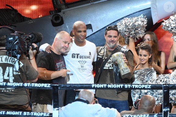Olivier Muller ( homme d'affaires suisse organisateur de la soirée), Gregory Tony (vainqueur) et guest lors de la 5ème édition de la Fight Night à la Citadelle de Saint-Tropez, le 4 août 2017.La Fight Night est un concept original alliant les plus hautes valeurs des sports de combats internationaux au glamour de Saint-­Tropez. Certains des plus grands noms de la boxe thaï et du kick-boxing mondiaux se sont affrontés sur ce ring faisant désormais partie de la légende de la boxe sous toutes ses formes. Cette prestigieuse soirée de gala est devenue au cours du temps LA marque d'un succès sportif et people retentissant. Un événement incontournable dans le village le plus célèbre de la Côte d'Azur. © Rachid Bellak/Bestimage04/08/2017 -