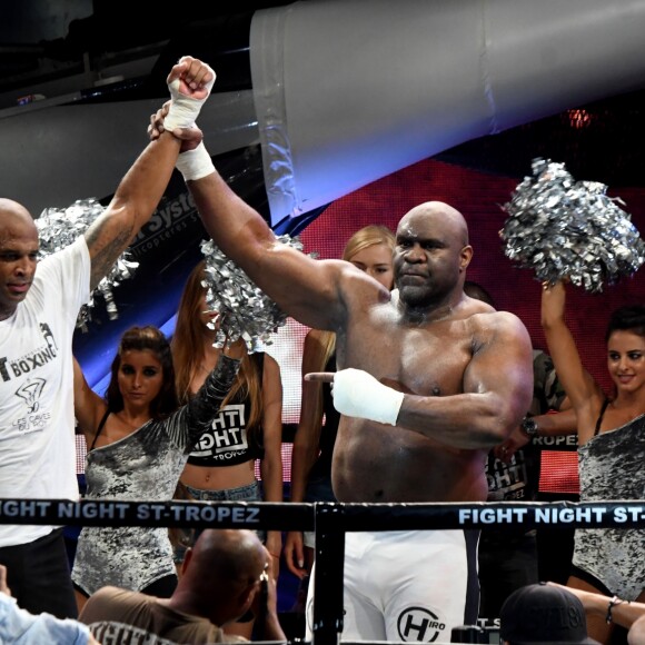 Gregory Tony (vainqueur) et Bob Sapp (vaincu) lors de la 5ème édition de la Fight Night à la Citadelle de Saint-Tropez, le 4 août 2017.La Fight Night est un concept original alliant les plus hautes valeurs des sports de combats internationaux au glamour de Saint-­Tropez. Certains des plus grands noms de la boxe thaï et du kick-boxing mondiaux se sont affrontés sur ce ring faisant désormais partie de la légende de la boxe sous toutes ses formes. Cette prestigieuse soirée de gala est devenue au cours du temps LA marque d'un succès sportif et people retentissant. Un événement incontournable dans le village le plus célèbre de la Côte d'Azur. © Rachid Bellak/Bestimage04/08/2017 -