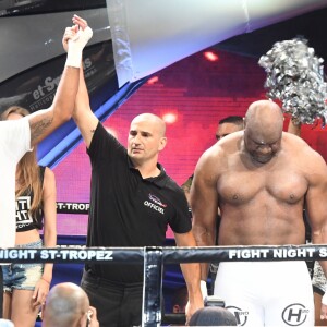 Gregory Tony (vainqueur), arbitre et Bob Sapp (vaincu) lors de la 5ème édition de la Fight Night à la Citadelle de Saint-Tropez, le 4 août 2017.La Fight Night est un concept original alliant les plus hautes valeurs des sports de combats internationaux au glamour de Saint-­Tropez. Certains des plus grands noms de la boxe thaï et du kick-boxing mondiaux se sont affrontés sur ce ring faisant désormais partie de la légende de la boxe sous toutes ses formes. Cette prestigieuse soirée de gala est devenue au cours du temps LA marque d'un succès sportif et people retentissant. Un événement incontournable dans le village le plus célèbre de la Côte d'Azur. © Rachid Bellak/Bestimage04/08/2017 -