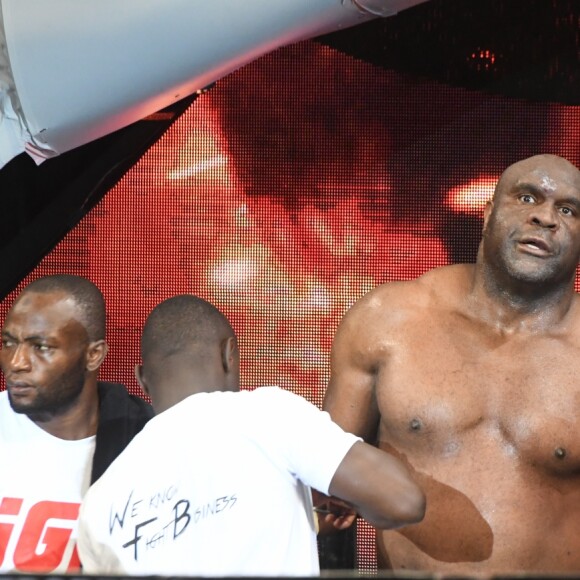 Bob Sapp (vaincu) lors de la 5ème édition de la Fight Night à la Citadelle de Saint-Tropez, le 4 août 2017.La Fight Night est un concept original alliant les plus hautes valeurs des sports de combats internationaux au glamour de Saint-­Tropez. Certains des plus grands noms de la boxe thaï et du kick-boxing mondiaux se sont affrontés sur ce ring faisant désormais partie de la légende de la boxe sous toutes ses formes. Cette prestigieuse soirée de gala est devenue au cours du temps LA marque d'un succès sportif et people retentissant. Un événement incontournable dans le village le plus célèbre de la Côte d'Azur. © Rachid Bellak/Bestimage04/08/2017 -