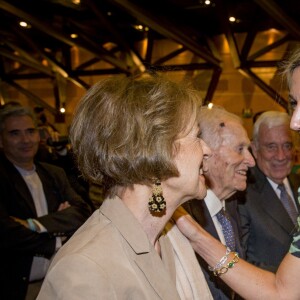 La reine Maxima des Pays-Bas avec ses parents Jorge Zorreguieta et María del Carmen Cerruti Carricart le 11 octobre 2016 à Buenos Aires, en Argentine, lors d'une conférence au cours de laquelle Maxima intervenait en sa qualité d'ambassadrice spéciale auprès des Nations unies pour la finance inclusive.