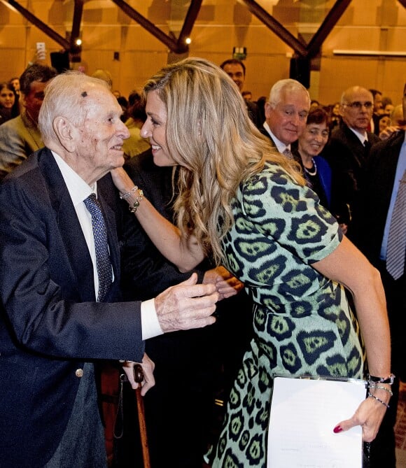 La reine Maxima des Pays-Bas avec ses parents Jorge Zorreguieta et María del Carmen Cerruti Carricart le 11 octobre 2016 à Buenos Aires, en Argentine, lors d'une conférence au cours de laquelle Maxima intervenait en sa qualité d'ambassadrice spéciale auprès des Nations unies pour la finance inclusive.