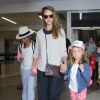 Jessica Alba, enceinte, arrive avec ses filles Honor et Haven à l'aéroport de LAX à Los Angeles, le 24 juillet 2017.