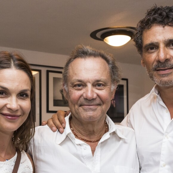 Exclusif - Philippe Caubère entre Barbara Schulz et Pascal Elbé dans les loges - Représentation de la pièce de théâtre "Le bac 68" lors du Festival de Ramatuelle, le 8 août 2017. © Cyril Bruneau/Festival de Ramatuelle/Bestimage