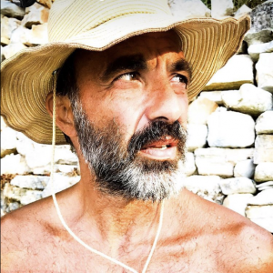 Nikos Aliagas s'affiche barbu et torse nu lors de ses vacances en Grèce, en août 2017.