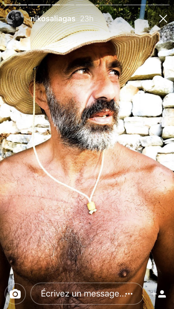 Nikos Aliagas s'affiche barbu et torse nu lors de ses vacances en Grèce, en août 2017.