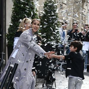 Céline Dion quitte l'hôtel Royal Monceau avec ses jumeaux Eddy et Nelson, pour prendre un jet privé au Bourget le 10 août 2017.