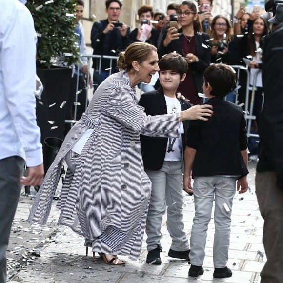 Céline Dion quitte l'hôtel Royal Monceau avec ses jumeaux Eddy et Nelson, pour prendre un jet privé au Bourget le 10 août 2017.