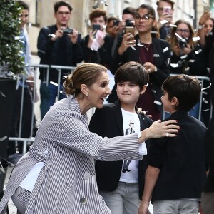 Céline Dion quitte l'hôtel Royal Monceau avec ses jumeaux Eddy et Nelson, pour prendre un jet privé au Bourget le 10 août 2017.