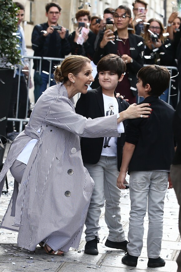 Céline Dion quitte l'hôtel Royal Monceau avec ses jumeaux Eddy et Nelson, pour prendre un jet privé au Bourget le 10 août 2017.
