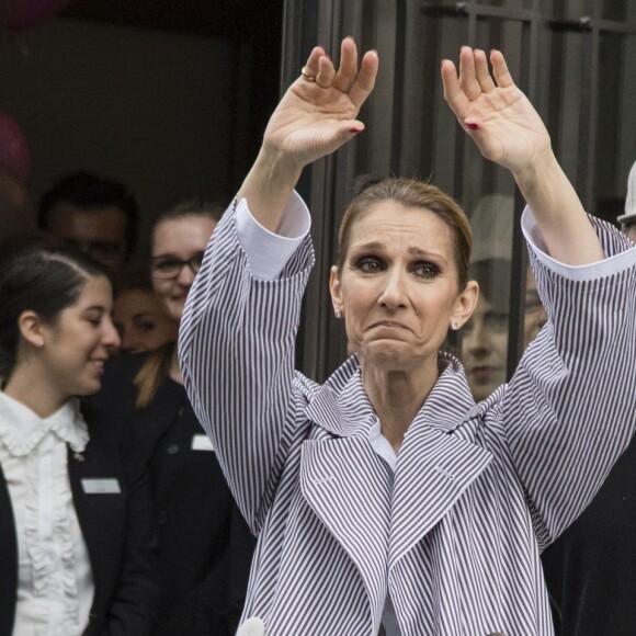 Céline Dion quitte l'hôtel Royal Monceau avec ses jumeaux Eddy et Nelson, pour prendre un jet privé au Bourget le 10 août 2017.