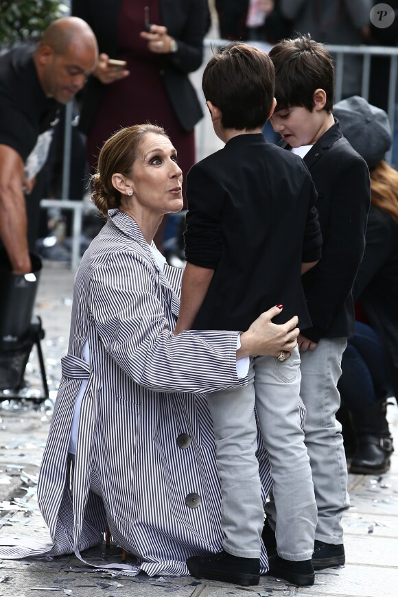 Céline Dion quitte l'hôtel Royal Monceau avec ses jumeaux Eddy et Nelson, pour prendre un jet privé au Bourget le 10 août 2017.