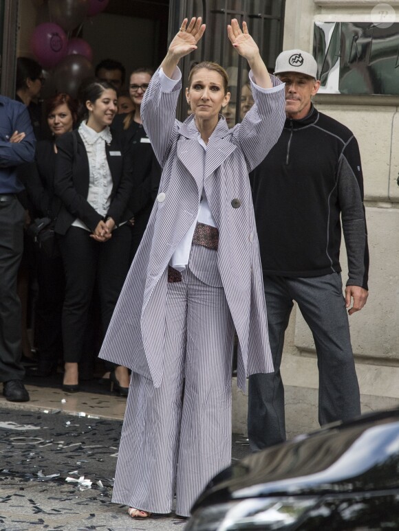 Céline Dion quitte l'hôtel Royal Monceau avec ses jumeaux Eddy et Nelson, pour prendre un jet privé au Bourget le 10 août 2017.