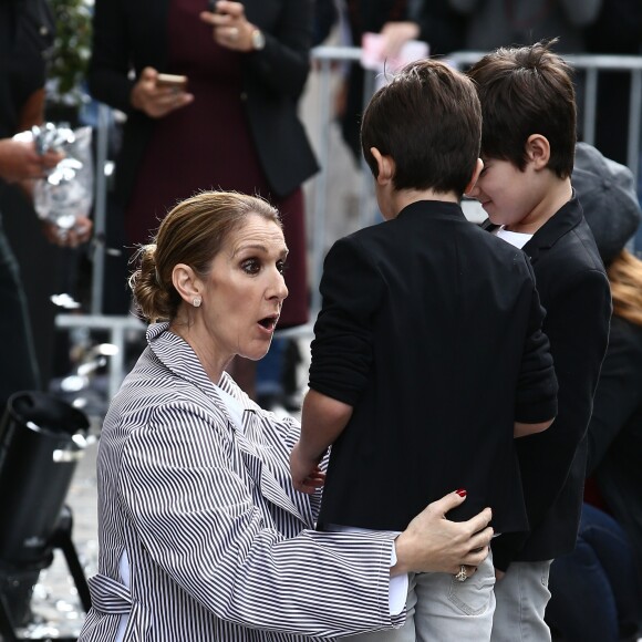 Céline Dion quitte l'hôtel Royal Monceau avec ses jumeaux Eddy et Nelson, pour prendre un jet privé au Bourget le 10 août 2017.