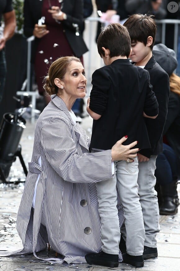 Céline Dion quitte l'hôtel Royal Monceau avec ses jumeaux Eddy et Nelson, pour prendre un jet privé au Bourget le 10 août 2017.