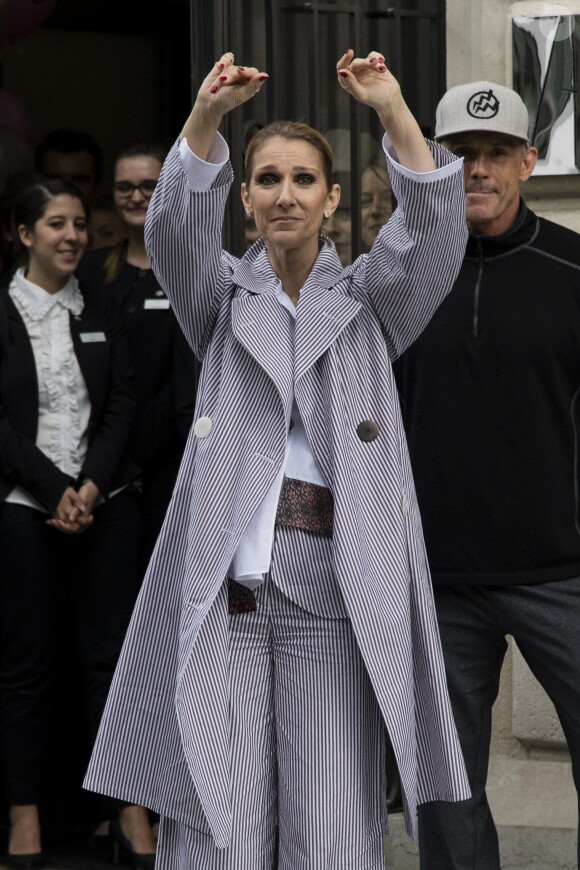 Céline Dion quitte l'hôtel Royal Monceau avec ses jumeaux Eddy et Nelson, pour prendre un jet privé au Bourget le 10 août 2017.