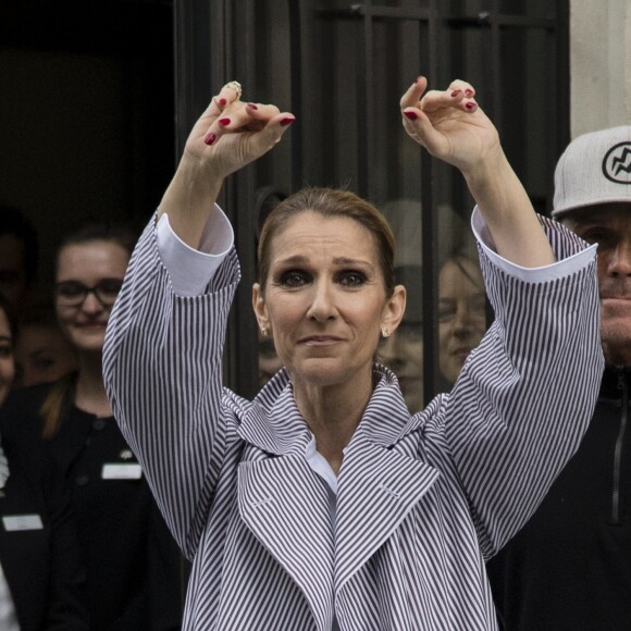 Céline Dion quitte l'hôtel Royal Monceau avec ses jumeaux Eddy et Nelson, pour prendre un jet privé au Bourget le 10 août 2017.