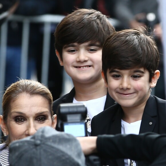 Céline Dion quitte l'hôtel Royal Monceau avec ses jumeaux Eddy et Nelson, pour prendre un jet privé au Bourget le 10 août 2017.