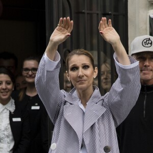 Céline Dion quitte l'hôtel Royal Monceau avec ses jumeaux Eddy et Nelson, pour prendre un jet privé au Bourget le 10 août 2017.