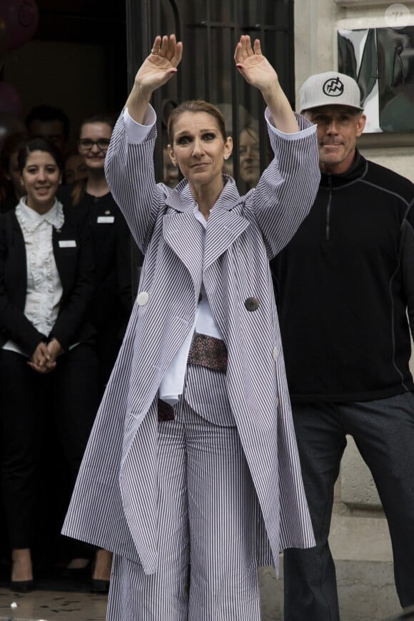 Céline Dion quitte l'hôtel Royal Monceau avec ses jumeaux Eddy et Nelson, pour prendre un jet privé au Bourget le 10 août 2017.