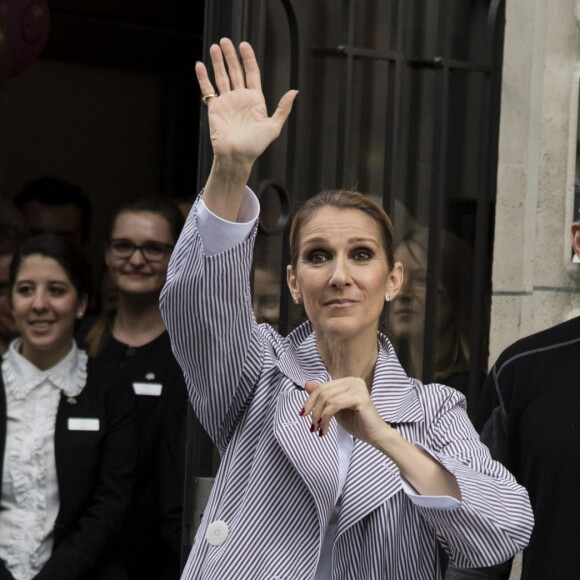 Céline Dion quitte l'hôtel Royal Monceau avec ses jumeaux Eddy et Nelson, pour prendre un jet privé au Bourget le 10 août 2017.