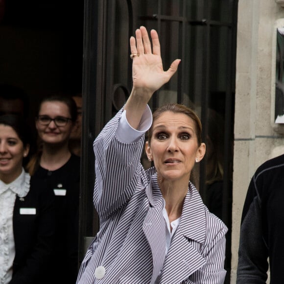 Céline Dion quitte l'hôtel Royal Monceau avec ses jumeaux Eddy et Nelson, pour prendre un jet privé au Bourget le 10 août 2017.