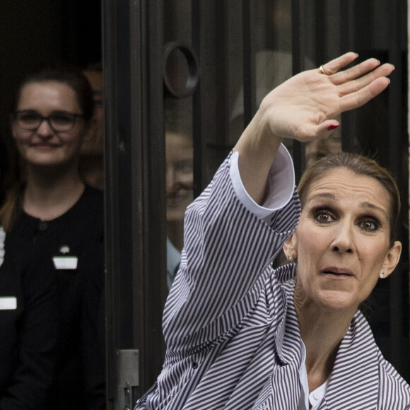 Céline Dion quitte l'hôtel Royal Monceau avec ses jumeaux Eddy et Nelson, pour prendre un jet privé au Bourget le 10 août 2017.