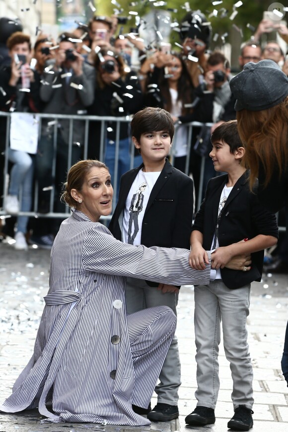 Céline Dion quitte l'hôtel Royal Monceau avec ses jumeaux Eddy et Nelson, pour prendre un jet privé au Bourget le 10 août 2017.