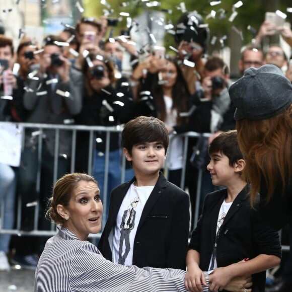 Céline Dion quitte l'hôtel Royal Monceau avec ses jumeaux Eddy et Nelson, pour prendre un jet privé au Bourget le 10 août 2017.
