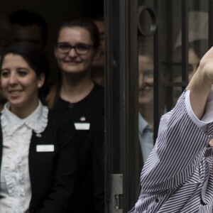Céline Dion quitte l'hôtel Royal Monceau avec ses jumeaux Eddy et Nelson, pour prendre un jet privé au Bourget le 10 août 2017.